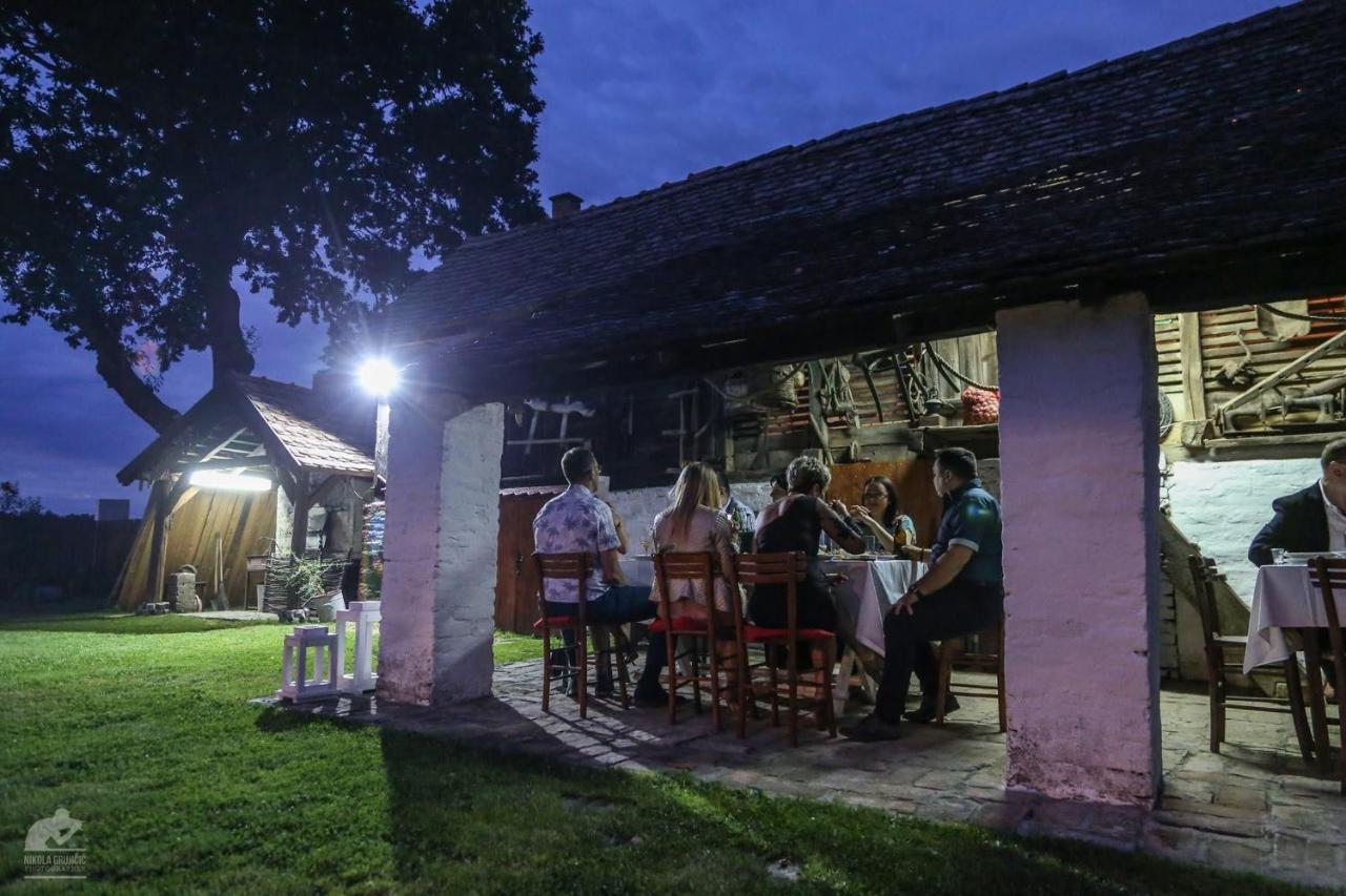 Salas Isailovi Sremska Mitrovica Exterior foto