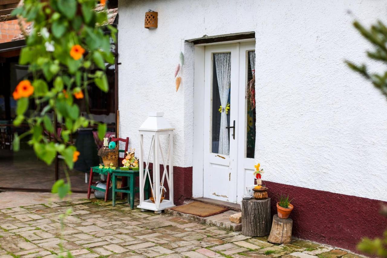 Salas Isailovi Sremska Mitrovica Exterior foto